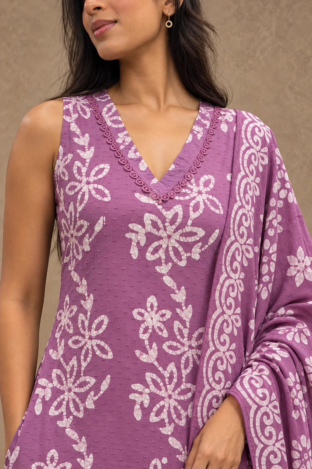 Kasni Van batik kurta - V-neckline with lace trim