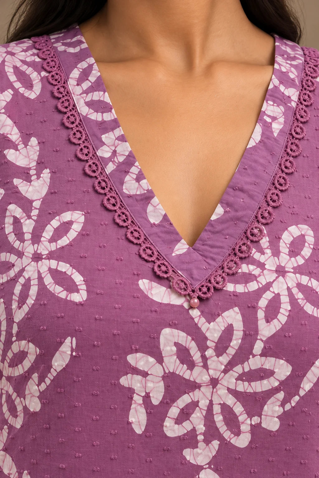Kasni Van batik kurta - lace neckline close-up with batik crackle detail