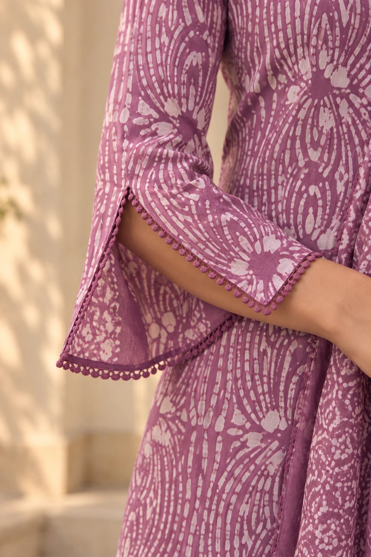 Lace-edged slit sleeve on the lavender batik kurta