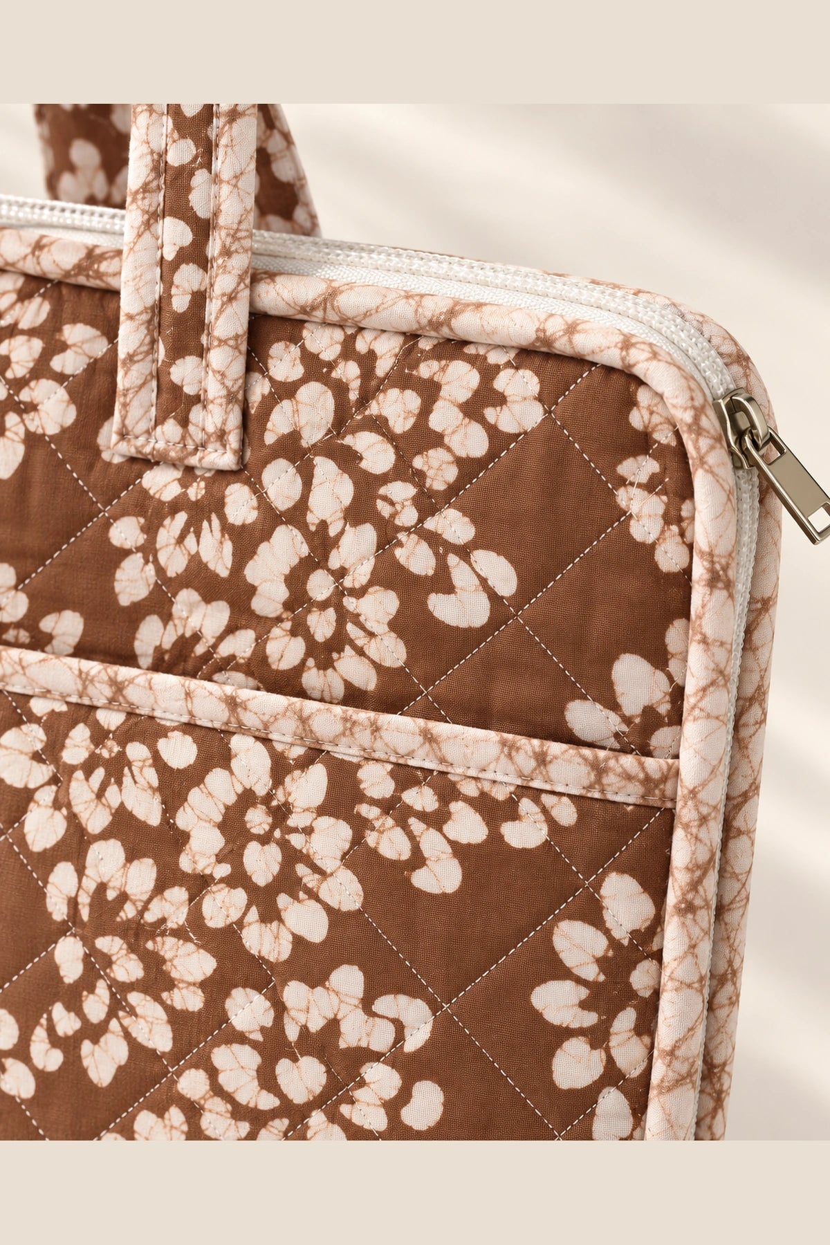 Quilted Batik Laptop Bag in Brown White Floral print – close-up of zip and quilted batik | Shades of You